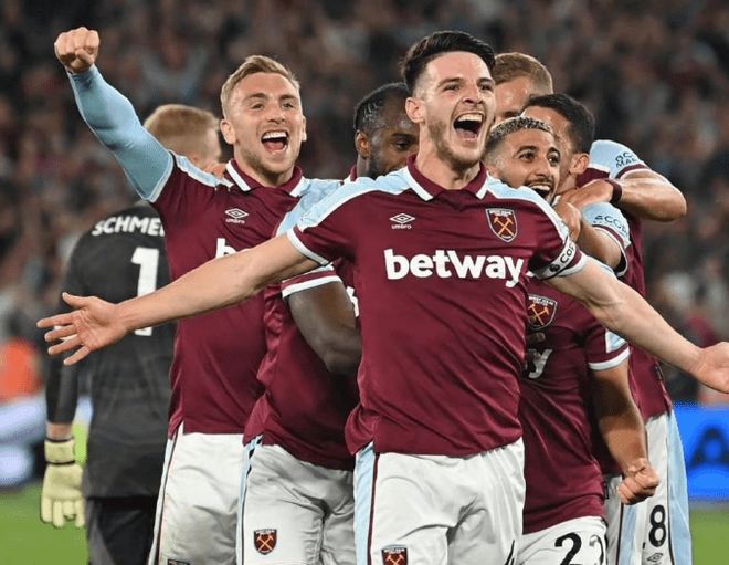 篮球火箭球队进攻端出现默契配合